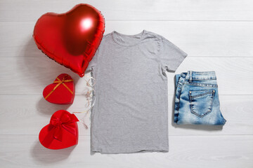 Grey tshirt mockup. Valentines Day concept shirt, balloons heart shape on wooden background. Copy space, template blank front view t-shirt clothes. Romantic outfit. Flat lay holiday fashion
