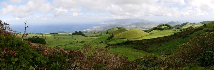 Point de vue panoramqie sur l'océan Atlantique du pico do Carvao et sur le village de Feteiras à l'ouest de l'île de Sao Miguel dans l'archipel des Açores au Portugal