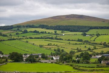 Obraz premium English countryside with houses and mountains