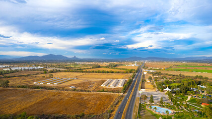 Vista aerea de carretera con una montaña al fondo, vista del camino hacia pueblo magico Bernal, queretaro Méxic