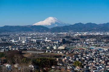 秦野市の街並みと富士山