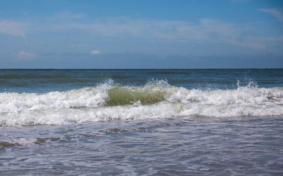 brechende Welle an der Nordseek&uuml;ste (Niederlande)