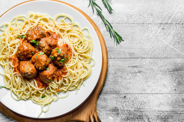 Spaghetti and meat balls on a plate.