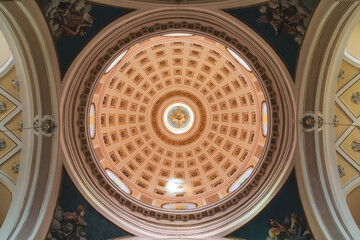 Cúpula de la iglesia matriz de San Giorgio Martire en Locorotondo, Italia. Decoración del...