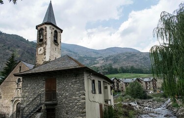 Fototapeta na wymiar Alòs d'Isil, pequeño pueblo del Parque Natural del Alto Pirineo catalán, 