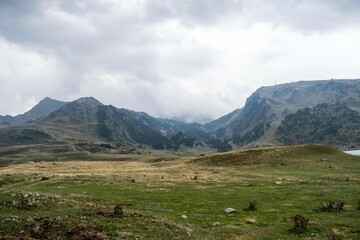 Vistas de altas cumbres en el Parque Natural del Alto Pirineo Catalán