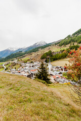 Ardez, Dorf, Kirche, Kirchturm, Unterengadin, Ruine, Felsen, Alpen, Graubünden, Wanderweg, Herbst, Herbstfarben, Schweiz