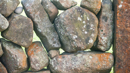 Muro tradicional de rocas y piedras en parcela rural