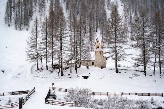 Die sch&ouml;ne, freistehende , 1619 erbaute Heiliggeistkirche bei Kasern in S&uuml;dtirol