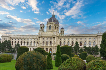 Obraz premium The Natural History Museum, historical building of 19th century, in Vienna, Austria. View from landscape park.