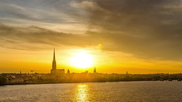 Timelapse Bordeaux Basilique St Michel coucher de soleil
4K