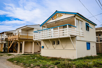 Les chalets sur pilotis de la plage des chalets de Gruissan