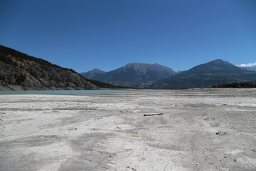 Trockenheit am Lac serre Poncon in den französischen Alpen im Sommer