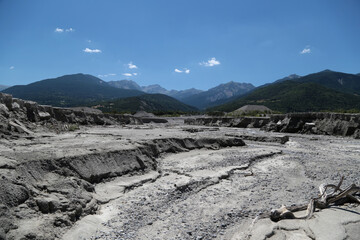 Trockenheit am Lac serre Poncon in den französischen Alpen im Sommer
