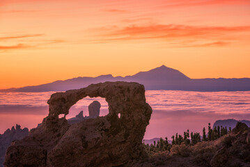 Precioso atardecer con el Roque Nublo y el Teide en escena