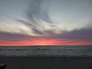 Nascer do sol no mar. Sentimento de paz e calma