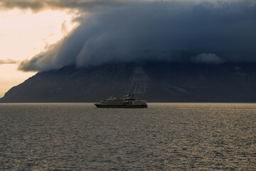 Ein Expeditionsschiff vor Spitzbergen im Nordatlantik