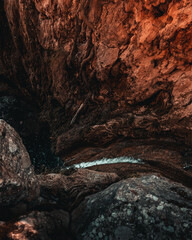 Wodospad w skałach © Jakub