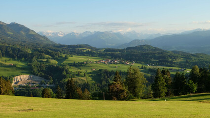 Idyllisches Panorama im Sommer bei Sonthofen