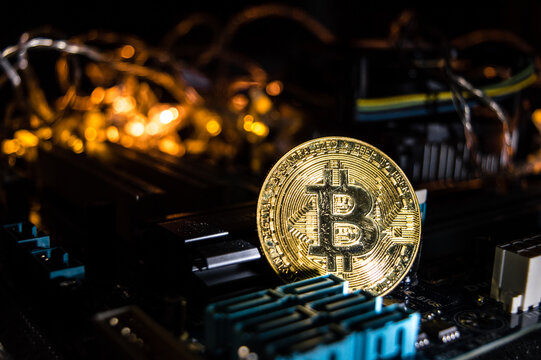 una moneda de bitcoin sobre una placa base y luces 