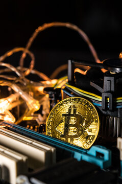 una moneda de bitcoin sobre una placa base y luces 