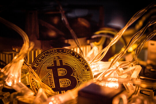 una moneda de bitcoin sobre una placa base y luces 