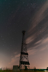 wieża telekomunikacyjna na tle nocnego nieba