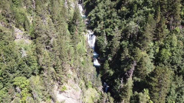 Video del r&iacute;o Est&oacute;s, con las cascadas de las Gorgas Galantes. Pirineos.