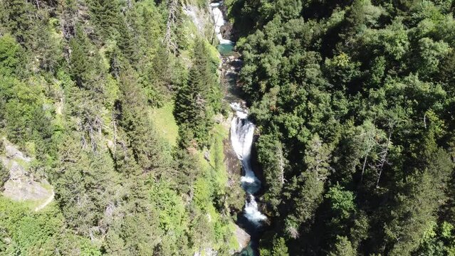 Video del r&iacute;o Est&oacute;s, con las cascadas de las Gorgas Galantes. Pirineos.