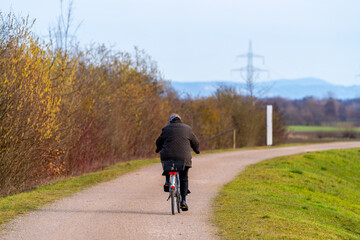 Fahrradfahrerin auf eine Damm an der Donau