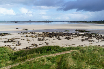 Fototapeta na wymiar Plage de sable blanc du Finistère Nord sous les nuages
