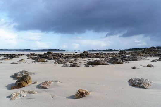 Plage de sable blanc du Finist&egrave;re Nord sous les nuages