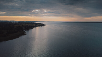 Obraz premium Aerial view of lake with facilities and boats.