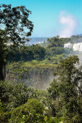 Selva y cataratas en Iguazú, donde se encuentran las cataratas que lindan con Brasil y Argentina (Misiones, Argentina)