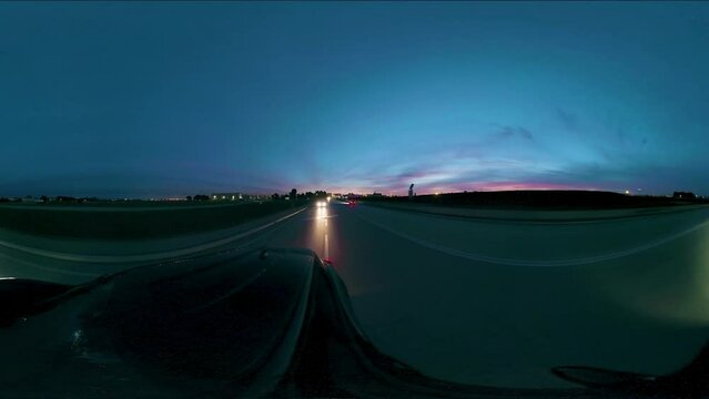 Corsa notturna verso il tramonto 360 gradi