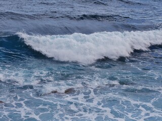 Fototapeta na wymiar Wellen und Brandung im Atlantik