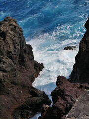 Wellen spritzen zwischen Felsen auf la Palma