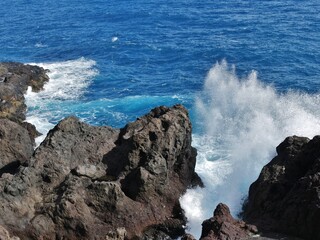 Wellen sptitzen am Felsen hoch