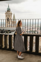 junge Frau in Kleid besucht als Touristin Bergamo