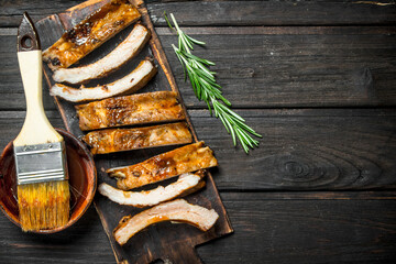 Sliced grilled ribs with sauce.