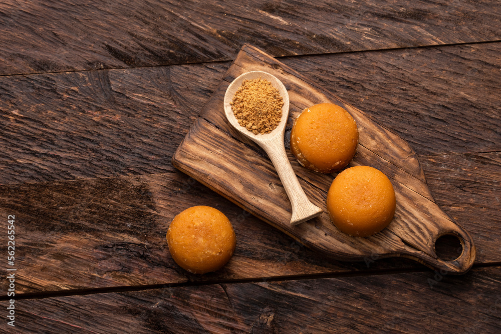 Poster blocks and powder of sugarcane panela - saccharum officinarum