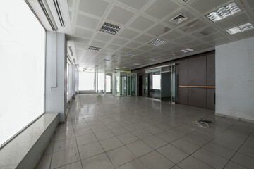 Local with a large room without partitions with the perimeter full of translucent windows