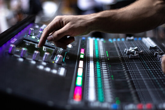 dj pinchando m&uacute;sica en la mesa de mezcla