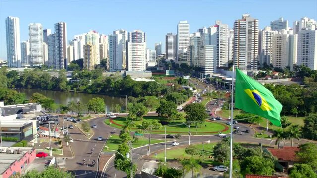 Londrina cidade do norte do Paran&aacute; vista da Rotat&oacute;ria da Av. Maringa pr&eacute;dios e bandeira do Brasil tremulando 