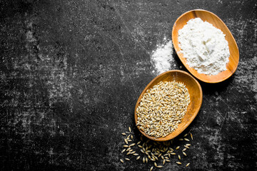 Wheat grain and flour in bowls.