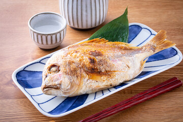 鯛の姿焼きと日本酒