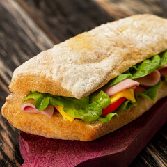 Sándwich de Jamón y queso  en fondo de madera /  Ham and cheese sándwich