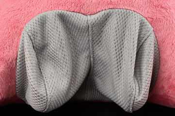 首や肩を挟んで使用するマッサージ器の部分