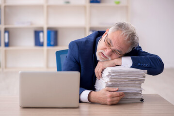 Old male employee unhappy with excessive work in the office