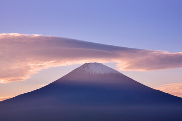 笠雲のかかる黄昏時の富士山